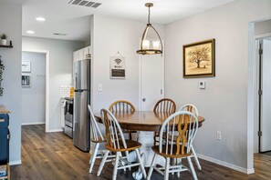 Dining - Family-Friendly Retreat – Enviable Location! (Branson)