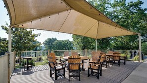 Outdoor dining - *Newly Updated* Mulligans Escape | Community Pool (Branson)