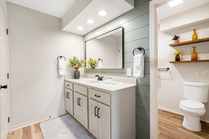 Douche, sèche-cheveux, serviettes fournies