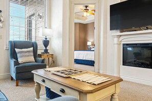 TV, fireplace, DVD player - Cliffside Lake Retreat – 2 BDR, Walk to Table Rock (Branson)