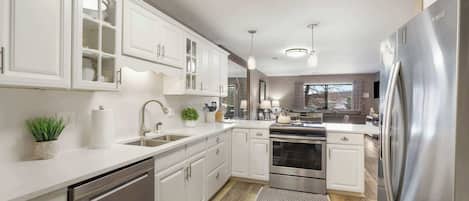 ثلاجة، ميكروويف، فرن، موقد طهي مسطح