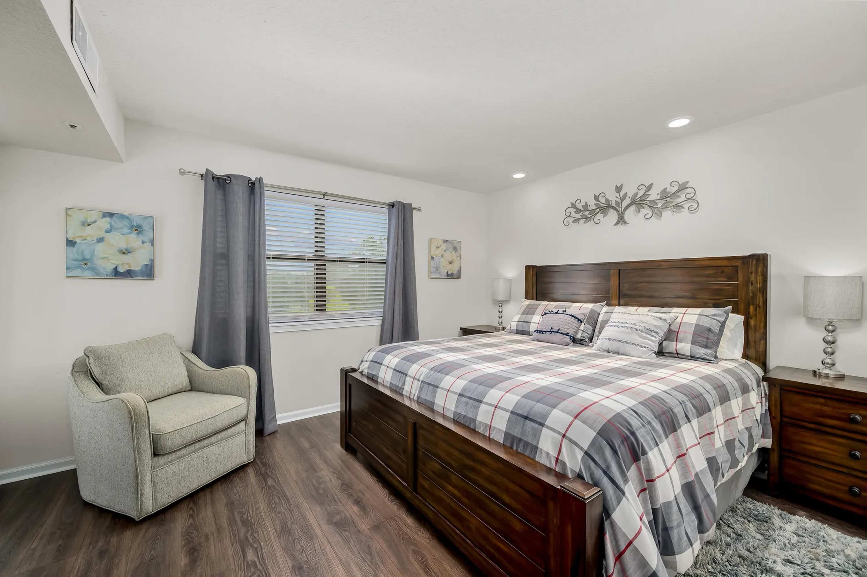 2 عدّة غرف نوم ومكواة/لوح كي وسرير سفر وواي فاي