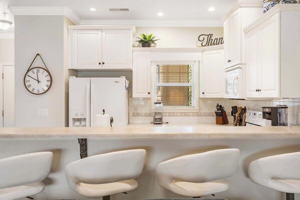 冷蔵庫、電子レンジ、オーブン、コンロ