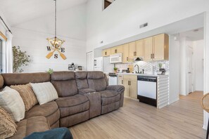 TV, offices - Our Landing Place | Access to Pool! (Branson)