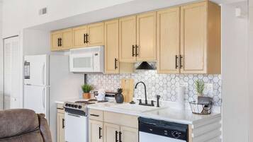 ثلاجة، ميكروويف، فرن، موقد طهي مسطح