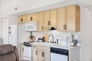 Fridge, microwave, oven, stovetop - Our Landing Place | Access to Pool! (Branson)