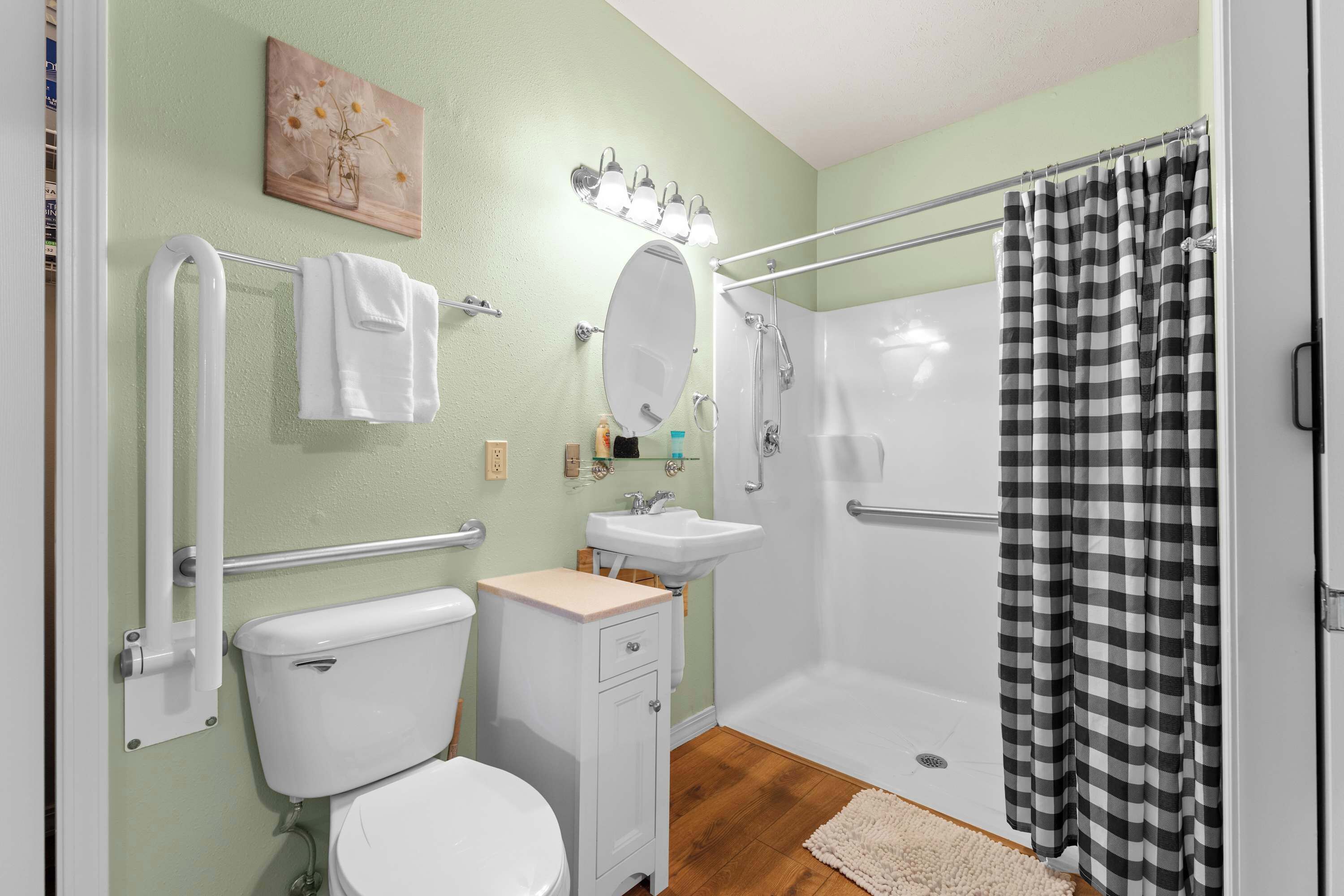 Un baño con inodoro, lavamanos y ducha.