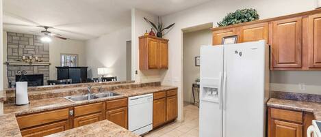 冷蔵庫、電子レンジ、オーブン、コンロ