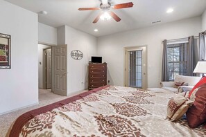 2 habitaciones, escritorio y tabla de planchar con plancha