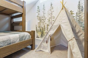 3 bedrooms, iron/ironing board, travel cot, WiFi