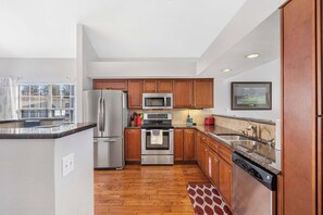 Een koelkast, een microgolfoven, een oven, een kookplaat