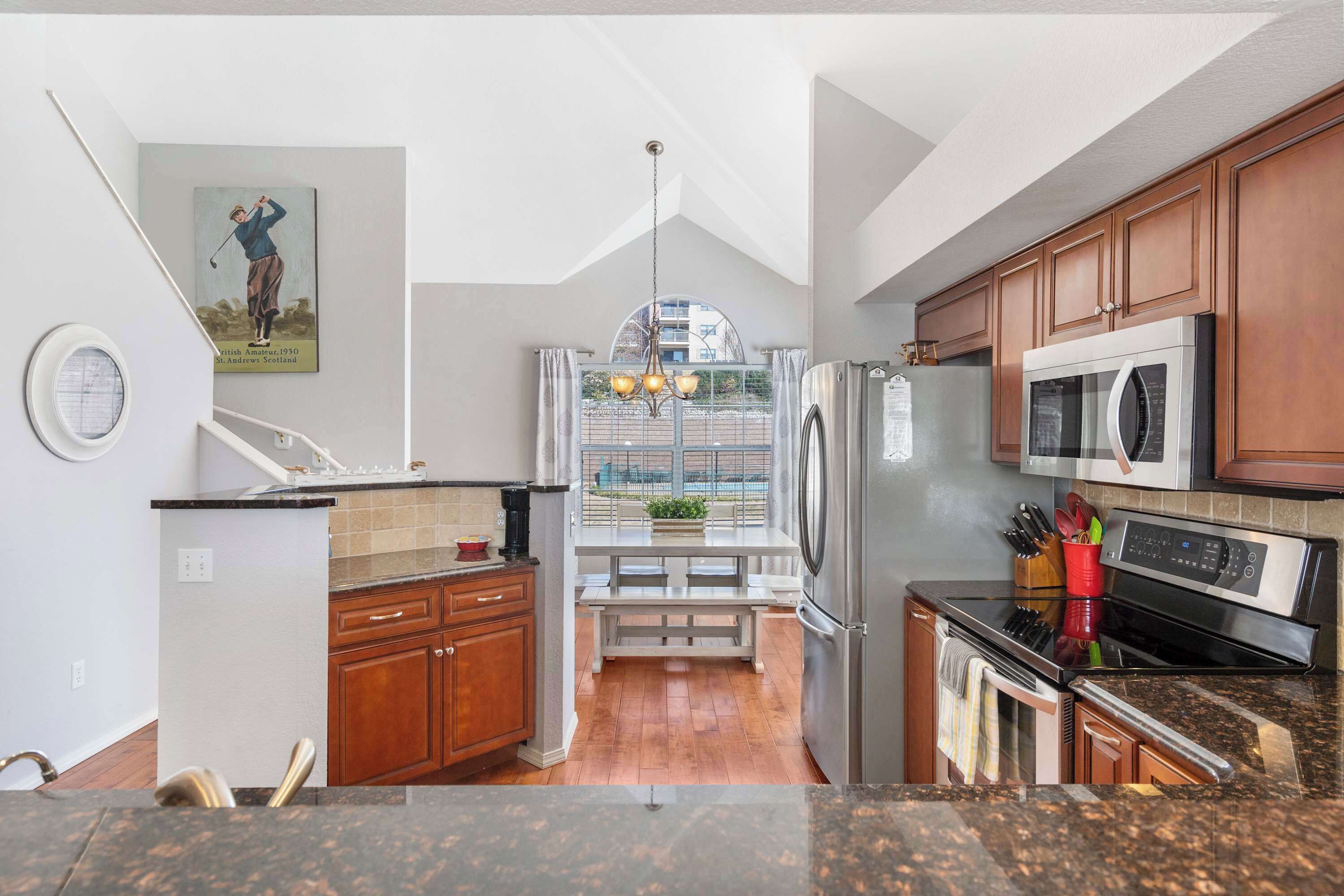 ثلاجة، ميكروويف، فرن، موقد طهي مسطح