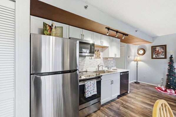 Fridge, microwave, oven, stovetop - On Lake Time Taneycomo - Amazing Views (Branson)