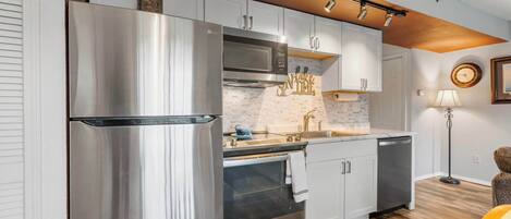 Refrigerador, microondas, horno y parrilla de estufa