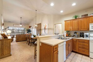 Jääkaappi, mikroaaltouuni, kahvin-/teenkeitin, leivänpaahdin