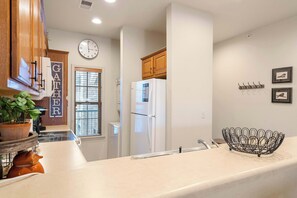 Een koelkast, een microgolfoven, een koffiezetapparaat/waterkoker