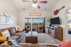 TV, fireplace - Whippoorwill Woods – 3 BDR w/ Tons of Amenities! (Branson West)