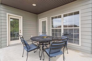 Outdoor dining - Retreat at Par Lane | Family friendly condo (Branson West)