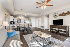 Fernseher, DVD-Player, Arbeitsbereiche