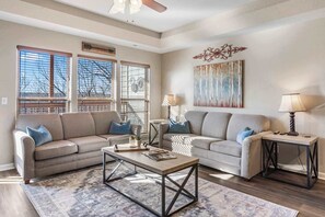 Fernseher, DVD-Player, Arbeitsbereiche