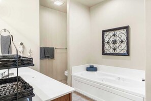 Douche, sèche-cheveux, serviettes fournies