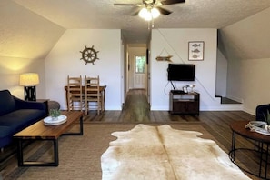 Living area - 2 Bedroom A-Frame Cabin Near Sheltowee Trace & MSU
(Morehead)