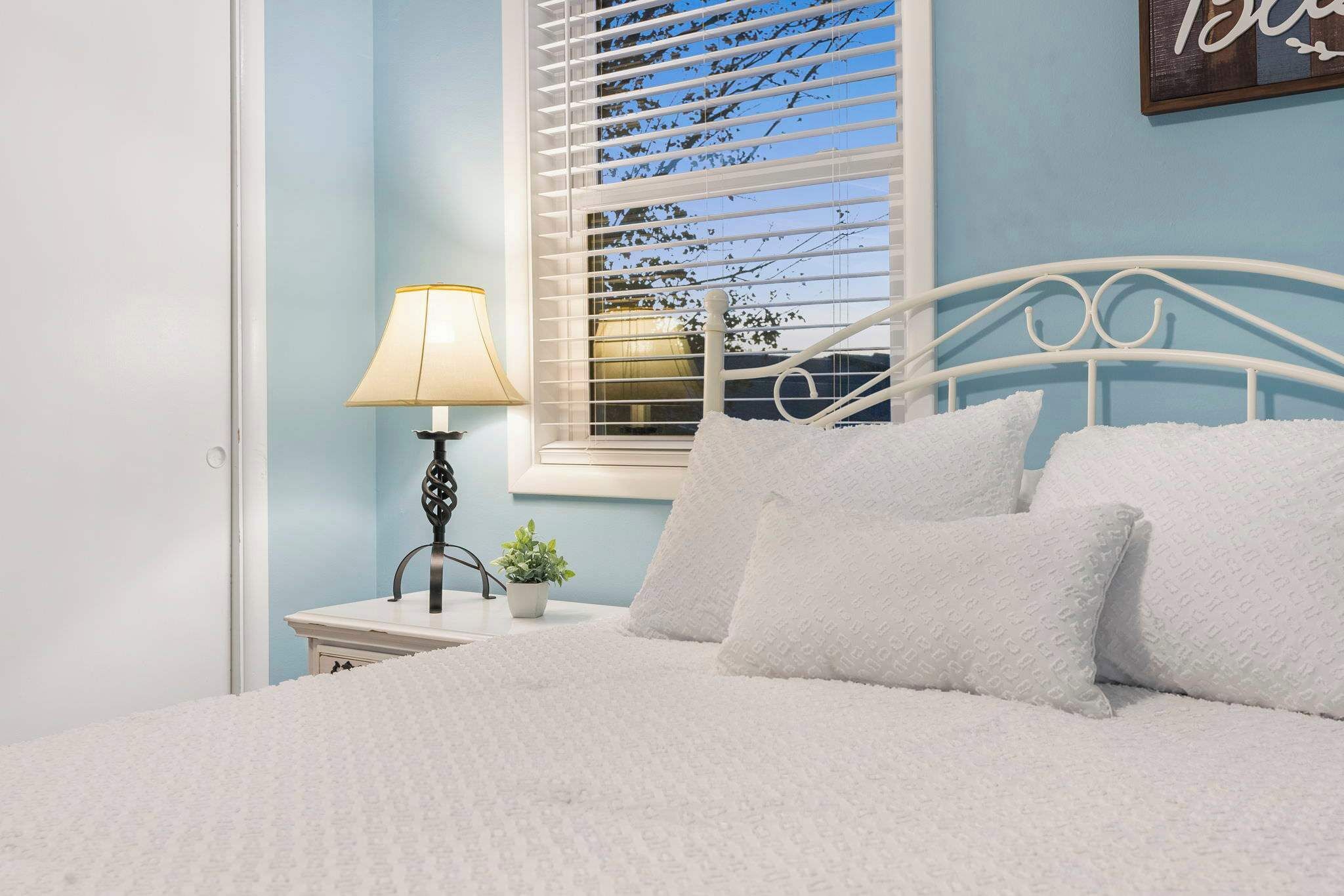 3 عدّة غرف نوم ومكواة/لوح كي وواي فاي وملاءات أسرّة