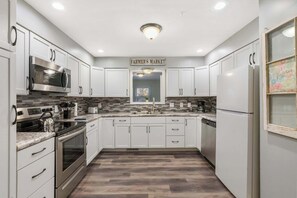 Fridge, microwave, oven, stovetop - Abby's Place | Close to attractions (Branson)