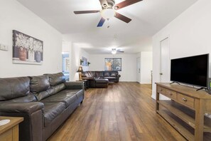 TV - Abby's Place | Close to attractions (Branson)