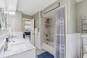 Shower, hair dryer, towels - Branson Downtown Beauty – 4 BDR Home Sleeps 13 (Branson)