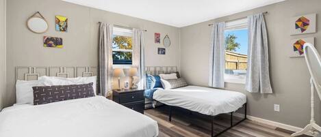 4 makuuhuonetta, silitysrauta/-lauta, vauvan matkasänky, Wi-Fi