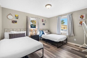 4 chambres, fer et planche à repasser, lit de bébé portatif, Wi-Fi