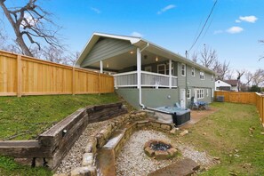 Outdoor spa tub - Branson Downtown Beauty – 4 BDR Home Sleeps 13 (Branson)