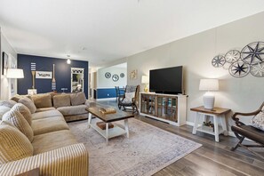 TV, table football - Branson Downtown Beauty – 4 BDR Home Sleeps 13 (Branson)