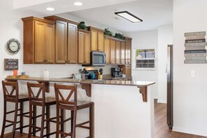 Fridge, microwave, oven, stovetop - Lakefront Sanctuary II at Indian Point (Branson)