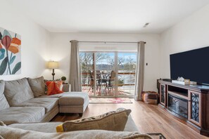 TV, fireplace - Lakefront Sanctuary II at Indian Point (Branson)