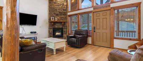 Televisión, chimenea y futbolito