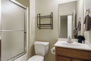 Douche, sèche-cheveux, serviettes fournies