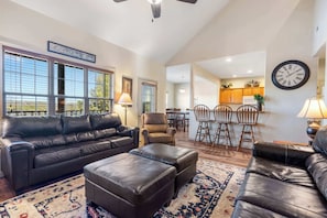 TV, fireplace, DVD player, offices - Rest Nest in the Heart of Ozark's Nature! (Branson West)