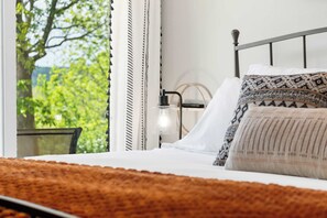 2 chambres, bureau, fer et planche à repasser, lit parapluie