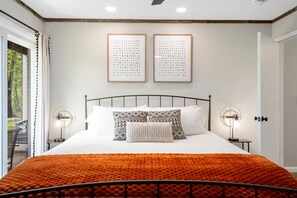 2 soverom, skrivebord, strykejern/-brett og reiseseng for barn