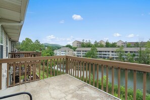Property grounds - Pondside Paradise Retreat (Branson)