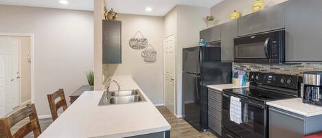 Frigorífico, microondas, horno y placa de cocina