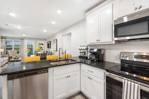 Fridge, microwave, oven, stovetop - Earl Grey Escape – Chic 3 BDR! (Branson)