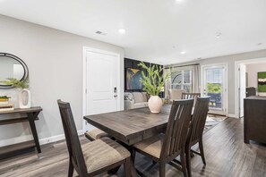 Dining - Earl Grey Escape – Chic 3 BDR! (Branson)