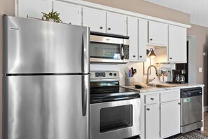 Frigorifero, microonde, forno, piano cottura