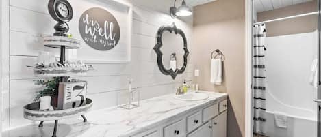 Douche, sèche-cheveux, serviettes fournies, shampoing