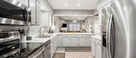 Réfrigérateur, micro-ondes, four, plaque de cuisson