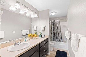 Dusj, hårføner og håndklær