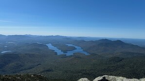 Vista panorámica de un paisaje montañoso con un río serpenteando a través de él.